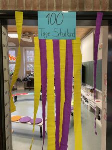 Girlandengeschmückte Türe