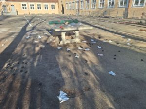 Tischtennisplatte verwüstet