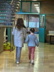 Kindergartenkinder in der SChule