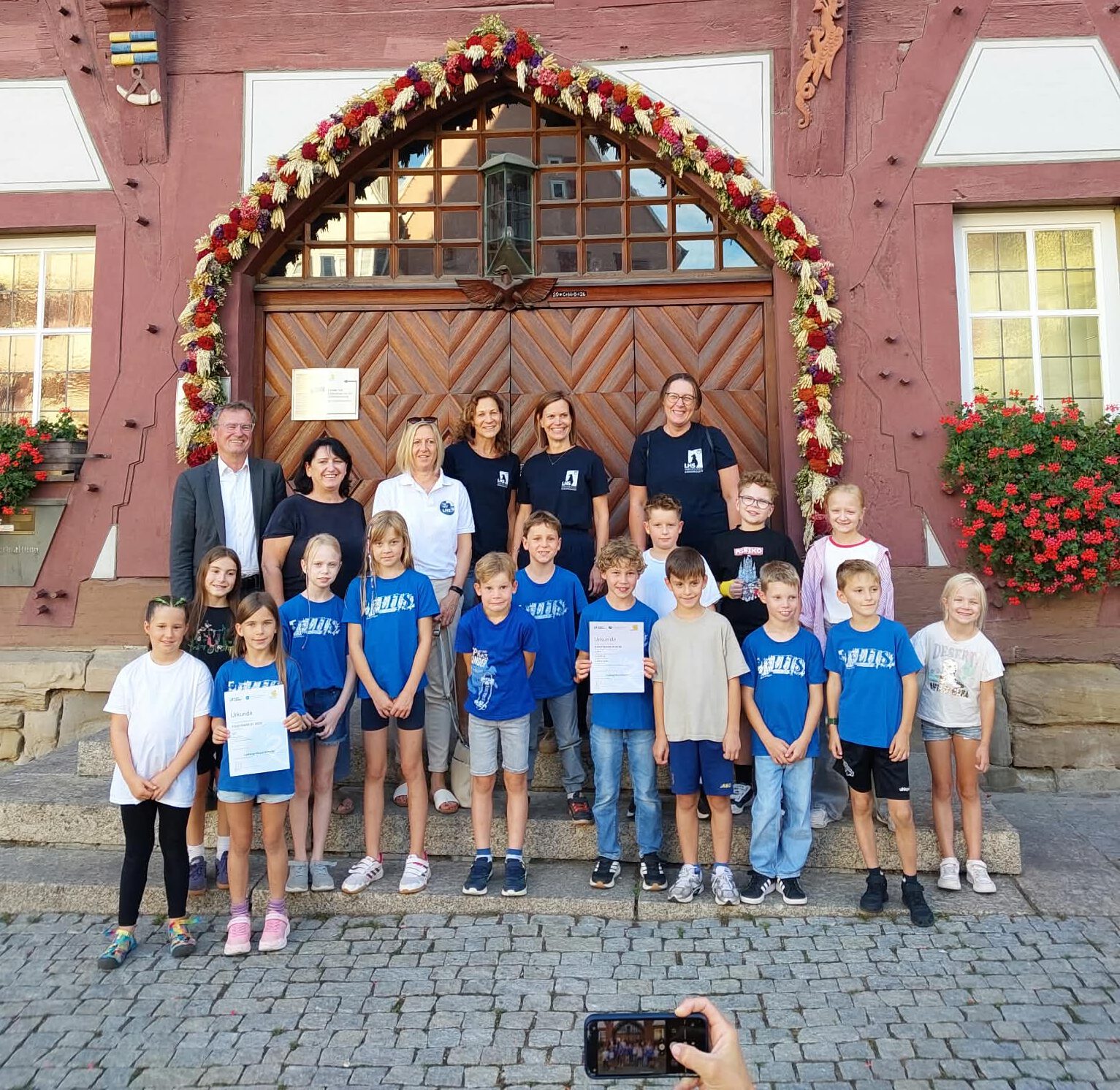 Urkundenverleihung am Rathaus