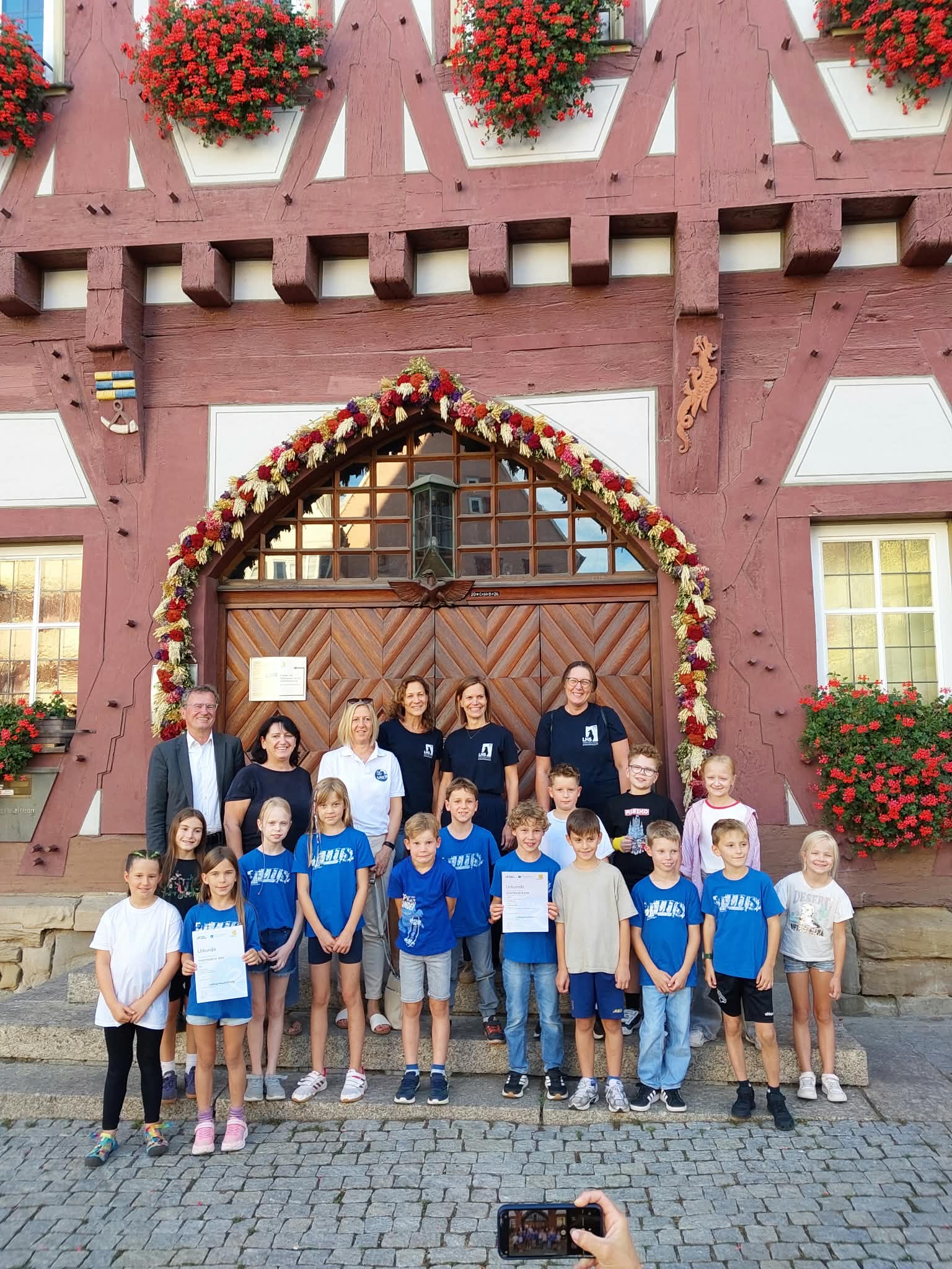 Urkundenverleihung am Rathaus