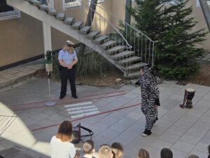 Polizist und Zebra in der Schule
