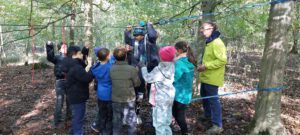 Besprechung im Wald